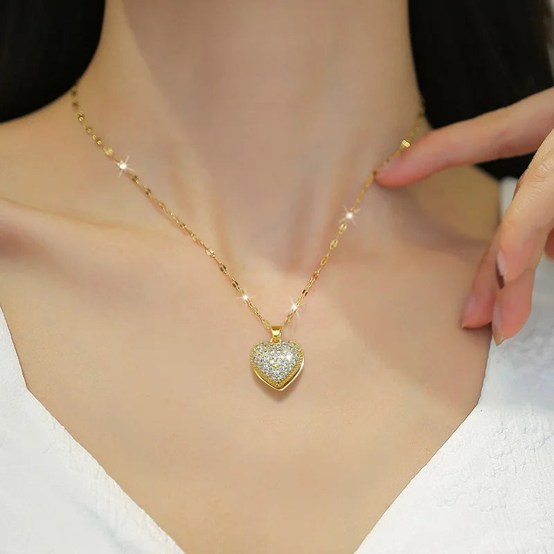 Collar dorado de corazón con circonitas y perla